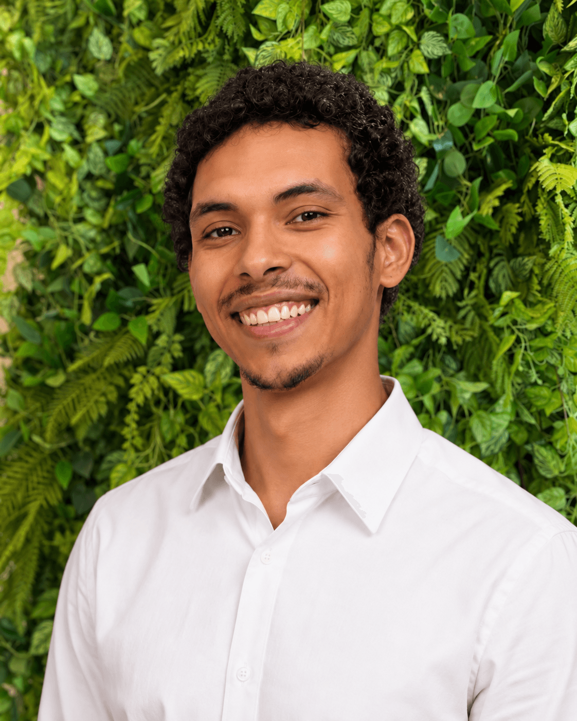 Gabriel Naccache, da área de Obras da Studio Side, diante de um jardim vertical