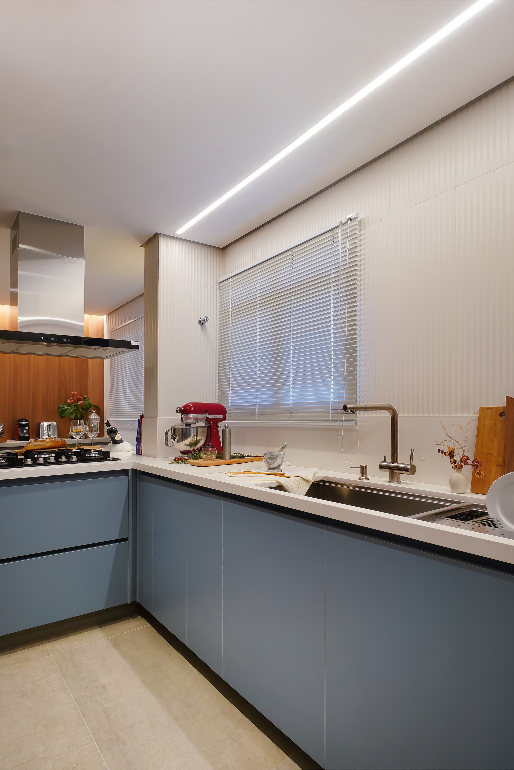 Antes e Depois de uma reforma de um apartamento antigo de 150m² no Campo Belo feito pela Studio Side