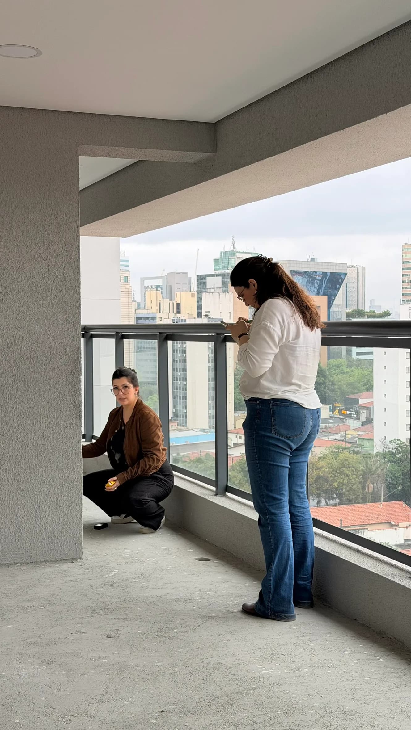 Equipe Studio Side fazendo levantamento de um apartamento a ser reformado