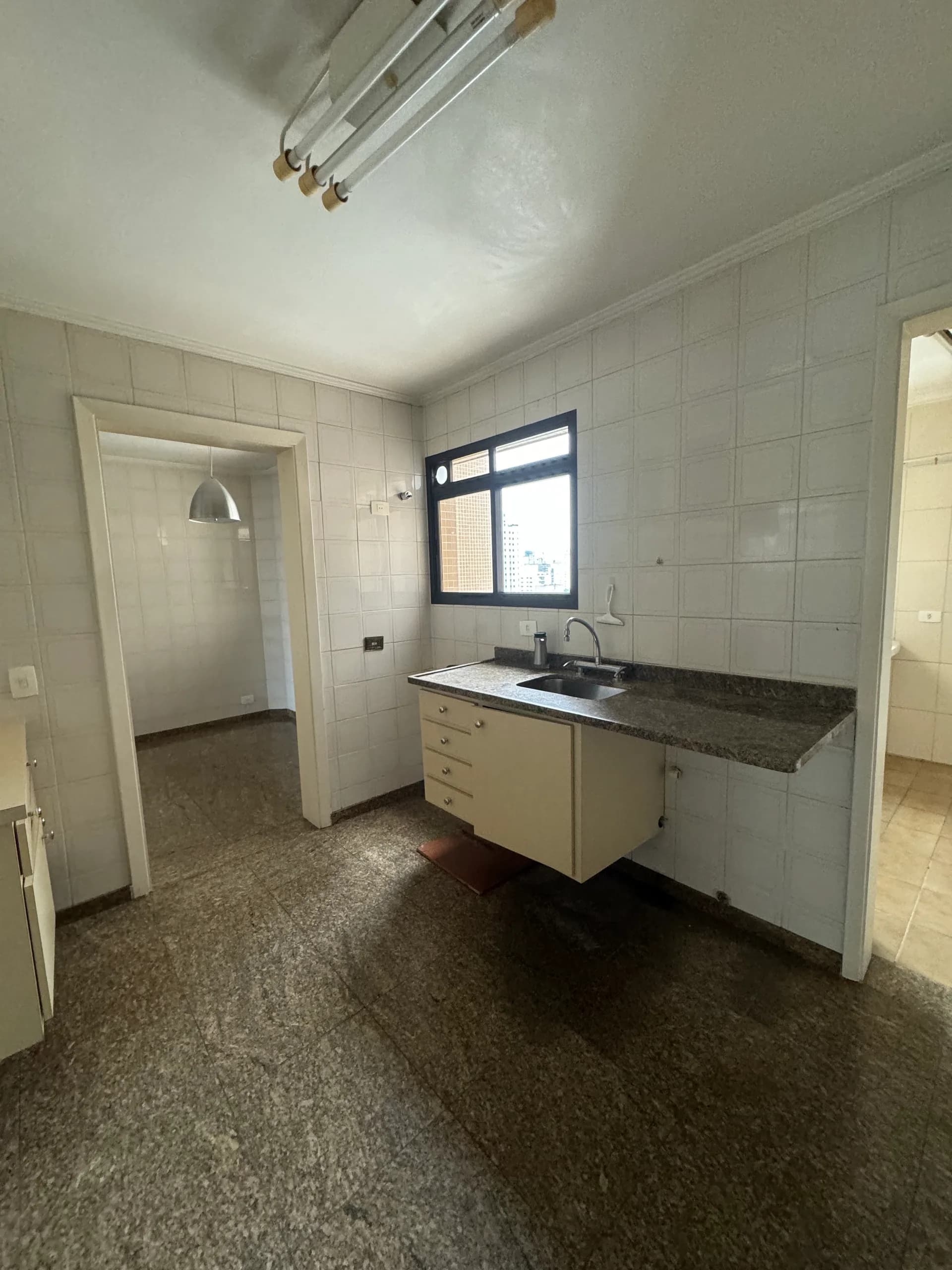 Antes e Depois de uma reforma de um apartamento antigo de 150m² no Campo Belo feito pela Studio Side