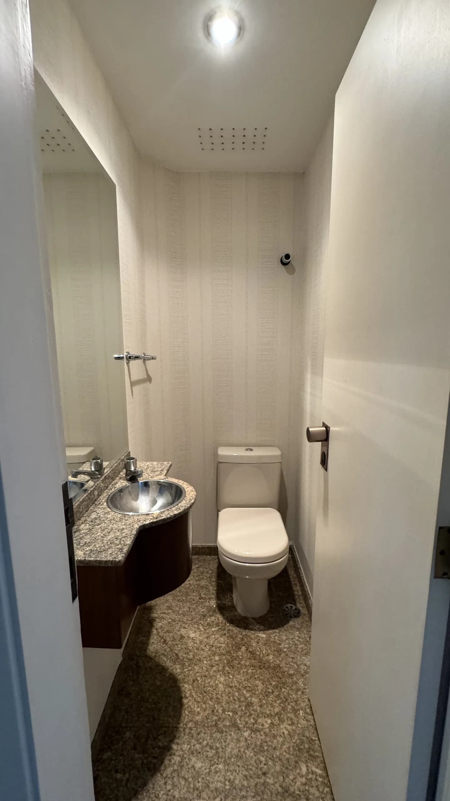 Antes e depois da reforma de um lavabo da Studio Side